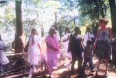 Marche avec des lycéennes au Sri Lanka (Sri Lanka – Décembre 2004)